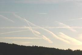 07.06.04: 20 Uhr 25: Solche Zielbildungen weisen auf gezielte, systematische Flugaktivitten wohl von Militrflugzeugen hin. Nur in diesem Bereich lsten sich die Kondensstreifen nicht auf...