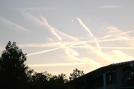 07.06.04: 20 Uhr 49: 24 Min. spter zeigt sich die Ausweitung der Einzelstreifen und Wolkenverschmelzung zu einem Nebelgebiet schon deutlicher.