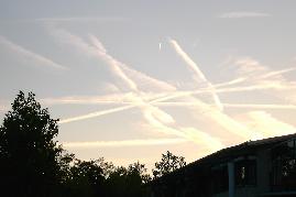 07.06.04: 20 Uhr 49: 24 Min. spter zeigt sich die Ausweitung der Einzelstreifen und Wolkenverschmelzung zu einem Nebelgebiet schon deutlicher.