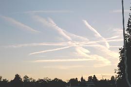 Chemtrails vernebeln gezielt Umgebung von Konstanz am 04.06.04, 20 Uhr 55; Pseudo-Kondensstreifen unterschiedlichen Alters