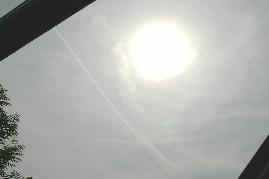 Sonne hinter Chemtrailswolke am 30.07.2004 ber dem Bodensee