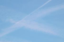 Neuer Chemtrail vor 2 lteren, schon weiter ausgedehnten Chemtrails