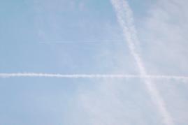 Ein bereits begrenzt zugenebeltes Gebiet wird weiter vernebelt. Weitere Chemtrails greifen auf noch freies Gebiet aus