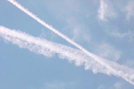 02.06.04: 12 Uhr 06: Zwei neue Chemtrails innerhalb von 3 Min. Typische polypenarmhnliche Ausdehnung des lteren Cts.