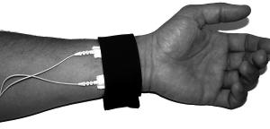 Elektroden mit Klettband befestigt