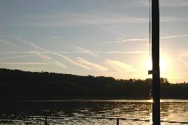 07.06.2004, 20 Uhr 25: fr Romantiker ein interessanter Anblick von der Brcke zur Insel Mainau