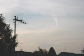 10.06.04, 06Uhr21-40: 6 Min. spter ist von der Flugspur nur noch der untere Teil (Antennenhhe) brig = Hinweis auf kurzzeitiges Chemtrailsprhen in den Kondensstreifen hinein. 