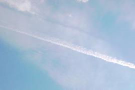 15 Uhr 29-24: Chemtrails-typische Ausfransung links oben im Streifen.