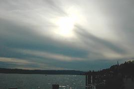 26.06.04: 18 Uhr 57-36: Ab ca. 17 Uhr geschlossene Wolkendecke fast ber dem gesamten Bodensee. Aufnahme an berlinger Promenade. Um die Sonne sind noch Chemtrails zu sehen. Wolken wurden an diesem an sich klaren Hochdrucktag ausschlielich von Chemtrails gebildet!!