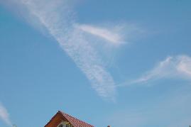 30.06.04: 11 Uhr 32-40: faserige und flockenartige Ausdehnung verschiedener Chemtrails