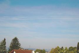 30.05.2004: 8 Uhr 40: 3 parallel gesprhte Chemtrails sorgen fr eine lange anhaltende dichte Wolkenbildung.