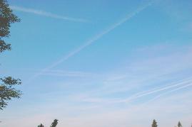 30.05.2004: 8 Uhr 42: Chemtrails Richtung Schweiz-Konstanz - rechts Beginn der 3 Parallelstreifen