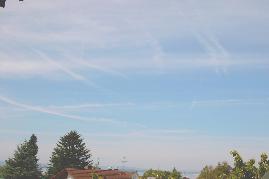 30.05.2004: 11 Uhr 42: Konstanz (unterer Bildteil) ist vllig mit Wolken bedeckt. Groe Teile des Himmels zwischen Konstanz und Obersee sind durch Chemtrails-Decke zugenebelt. Weitere Ct-Flge sollen blaue Himmelslcke schlieen. Ebenso weitere Cts, um die bereits geschlossene Ct-Wolke zu verdichten. Sonne dringt zwar noch durch, aber Lichtminderung ist deutlich zu erkennen und zu spren.