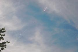 30.05.2004: 16 Uhr 56: Flugzeug mit 'normalem' Kondensstreifen, dessen Spur sich rasch auflst, das aber fr wenige Sekunden bleibende Chemtrails-Bestandteile versprht hat (re. oben), die sich dauerhaft ausbreiten