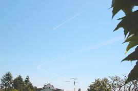 09.06.2004, 13 Uhr 09-50: Der Vergleich beider Flugzeugbahnen zeigt beim Folgeflugzeug nur kurzen Kondensstreifen (Contrail). Unterschied zwischen Chemtrail und Contrail ist zweifellos beweiskrftig.