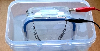 Selbstbau-Wasserionisierer: 0,3 Literbox in 1,2 Liter Box, in jeder Box 1 Edelstahllektrode